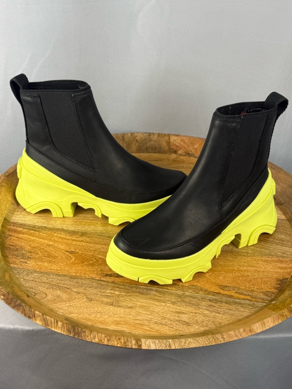 Sorel Hi Line Chelsea Boots Black Neon Lug Sole Size 7